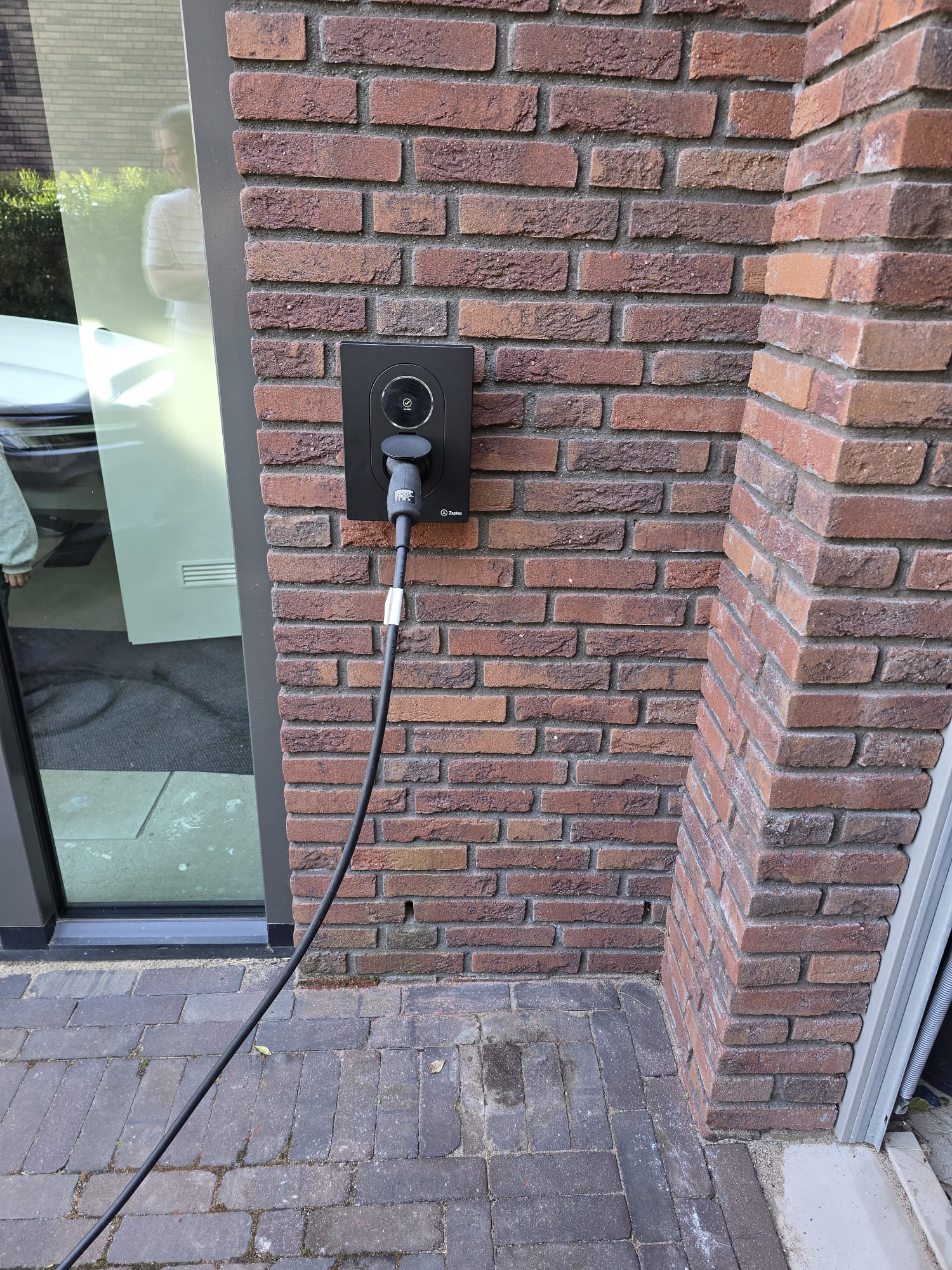 Zaptec laadpaal aan gevel