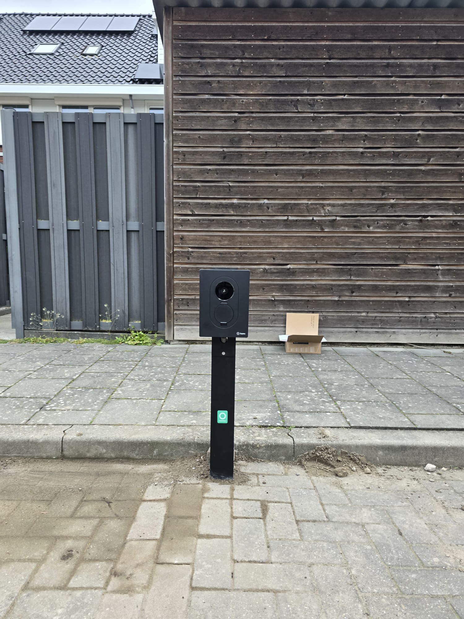 Zaptec laadpaal op staander oprit