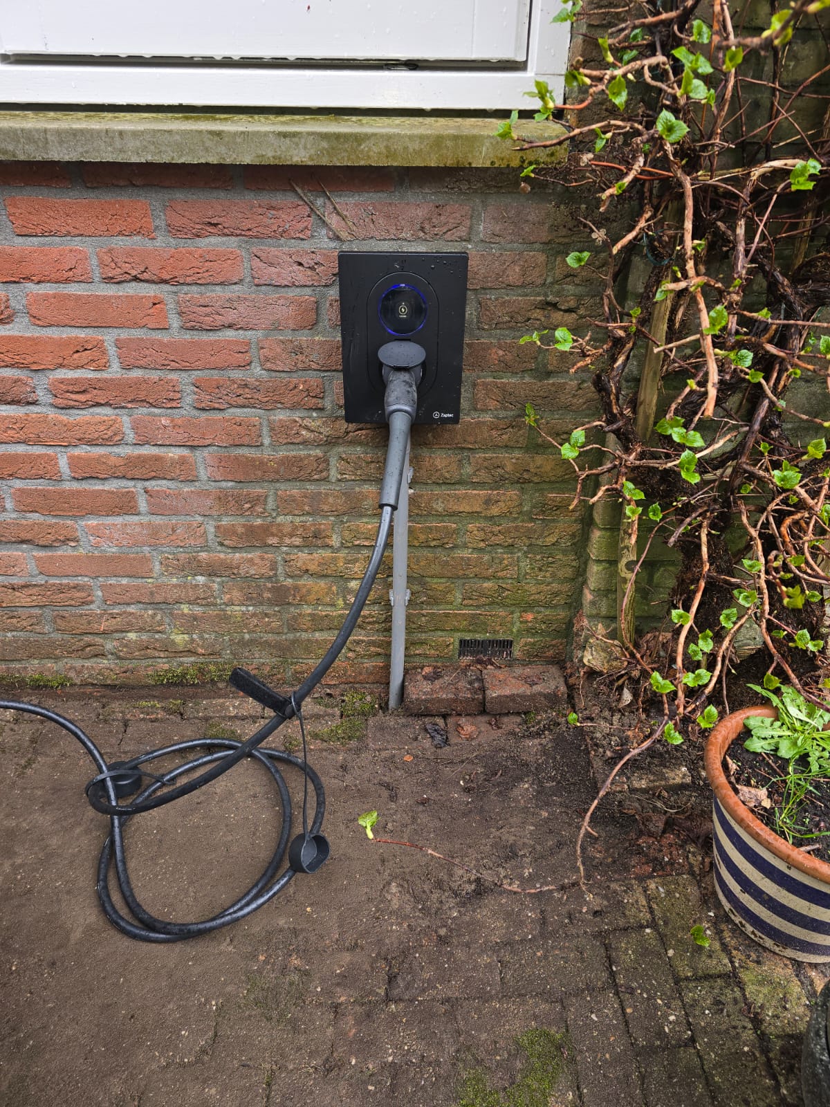 Zaptec laadpaal aan gevel met kabel
